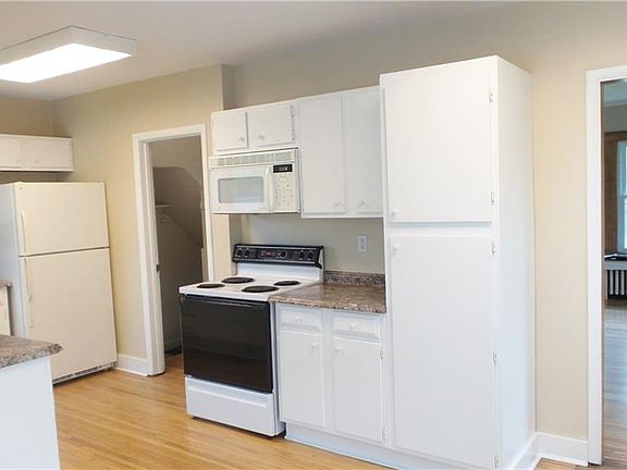 4th image of 601 W Broadway St