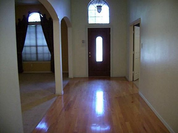2nd image of 520 Stonewall Ct