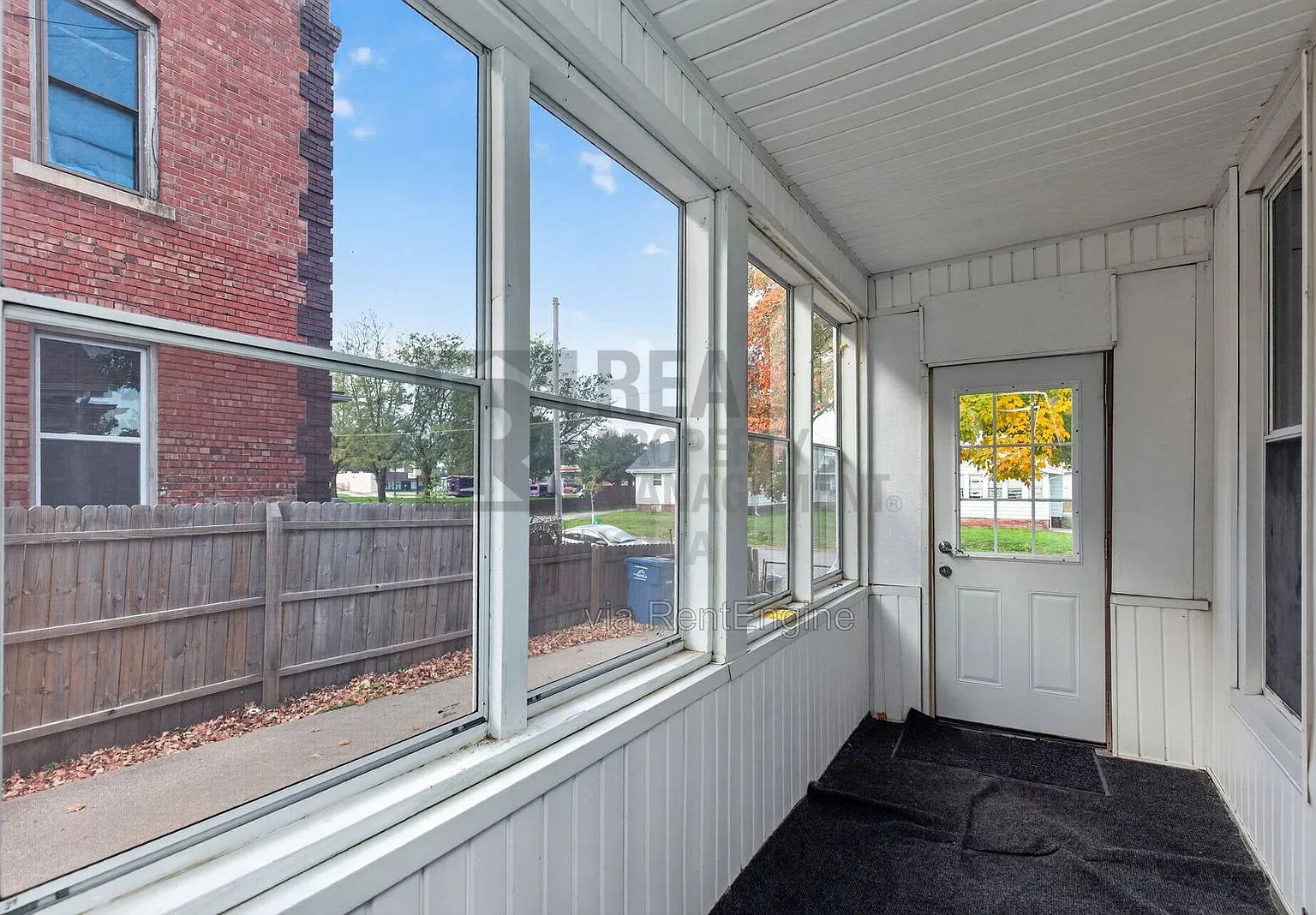 3 bed, 1.0 bath, 946 sqft, $1,295 — Photo 3