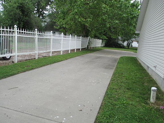 4th image of 212 Vivian St