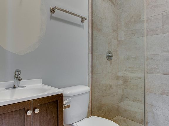 4th image of 1060 W Balmoral Ave #2