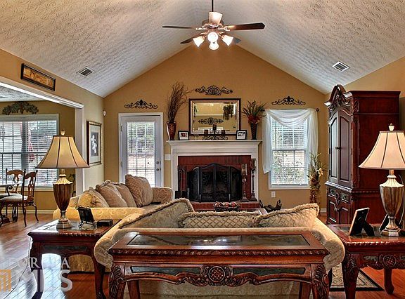 3rd image of 904 Callee Dr