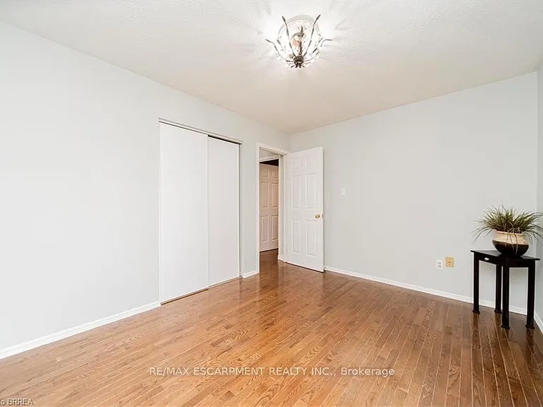 43 Kanata Cres #UPPER — Photo 11