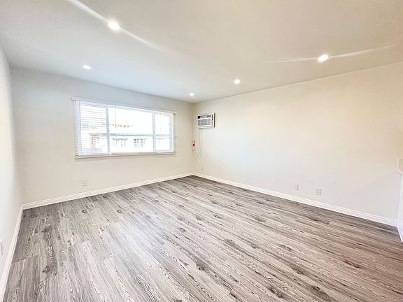 2nd image of 840 S Carondelet St #10