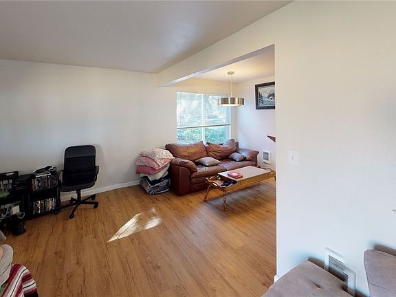 4th image of 143 145 138th St E