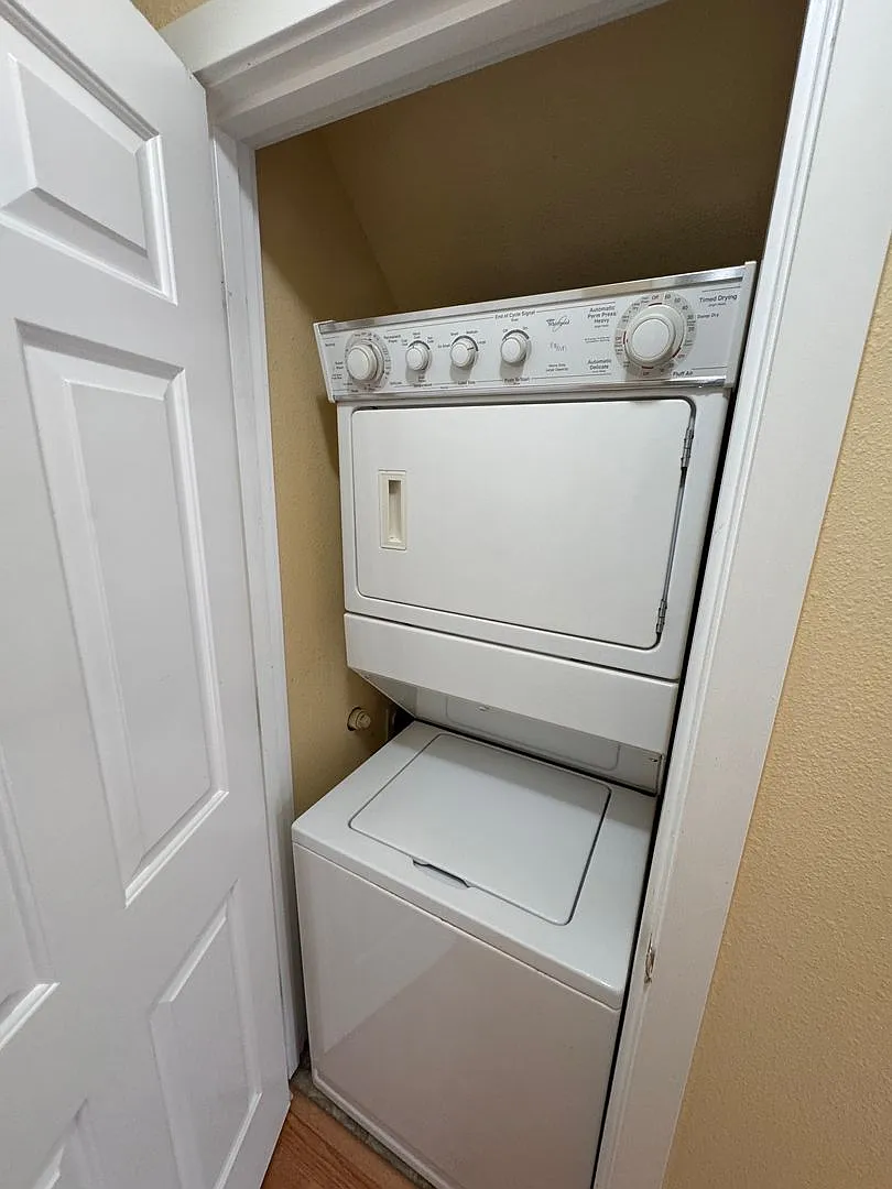 Blocks from UO! 2 large bedrooms 1.5 bath included in unit laundry and off street parking — Photo 3