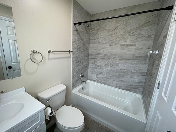 4th image of 49 Williamsburg Dr