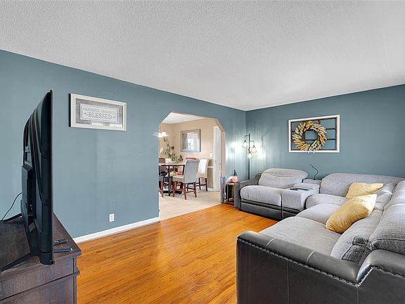 3rd image of 10 Glen Haven Ct