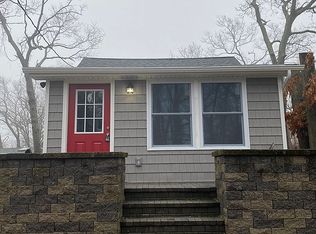 17 Lincoln Dr, Rocky Point, NY 11778