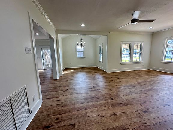 4th image of 109 Broussard St