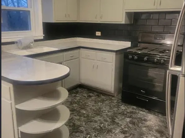 7910 S Troy St, Chicago, IL