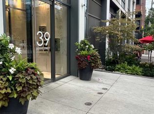 39 Brant St #523, Toronto, ON M5V 0M8