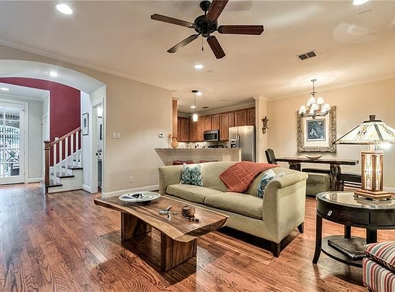 2nd image of 5620 Belmont Ave Unit 3