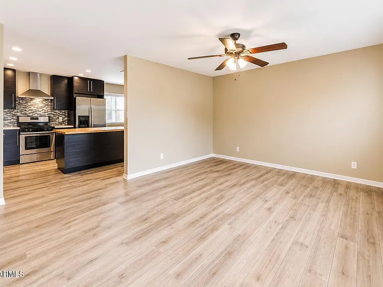 1015 E Marigold Ln — Photo 3