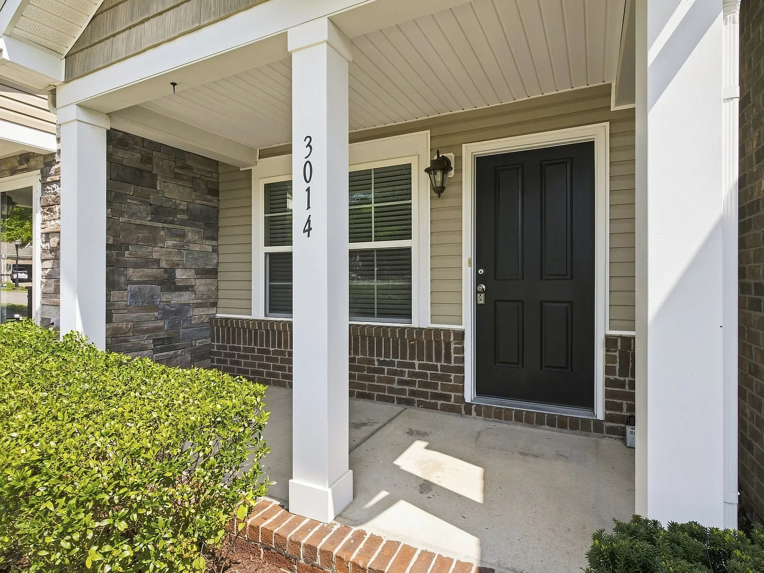 2 bed, 2.5 bath, 1216 sqft, $2,045 — Photo 2