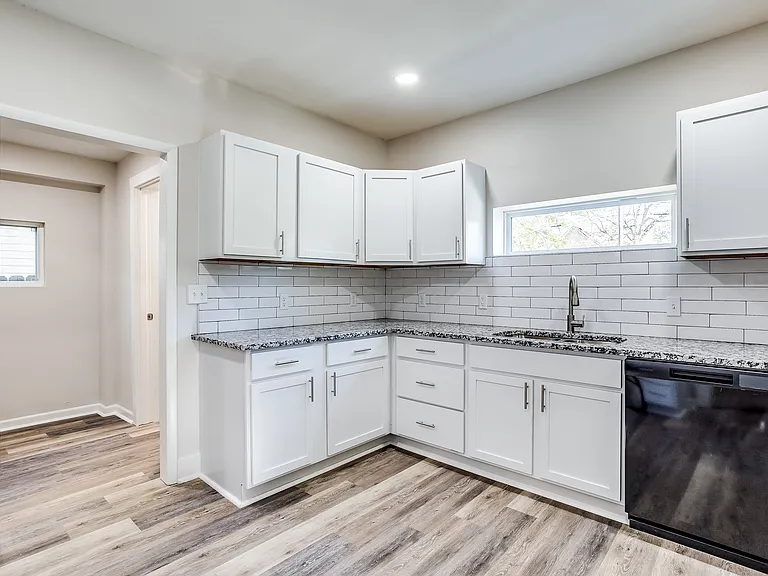 1143 W Dayton Ave — Photo 3