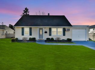 27 Seaton Street, Massapequa, NY 11758