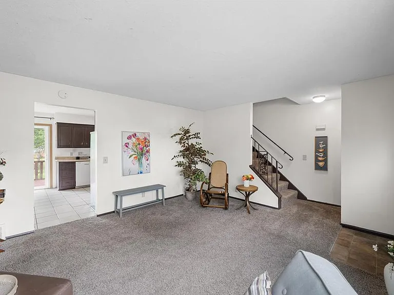 1077 Thorndale Ave — Photo 11