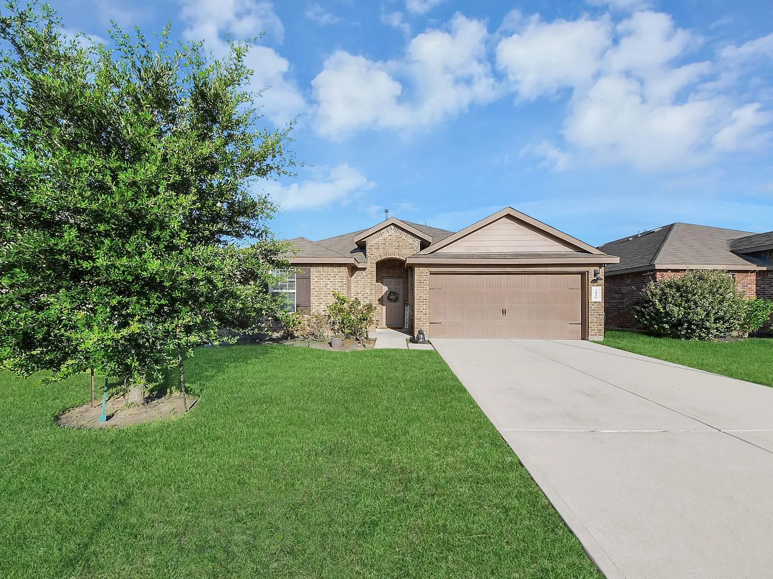 4 bed, 2.0 bath, 2094 sqft, $2,390 — Photo 2