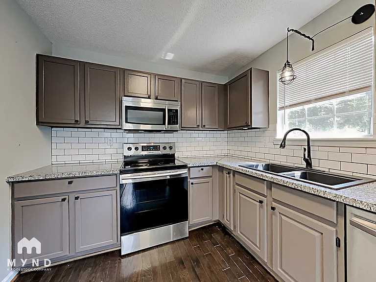 1021 Medina Dr — Photo 3