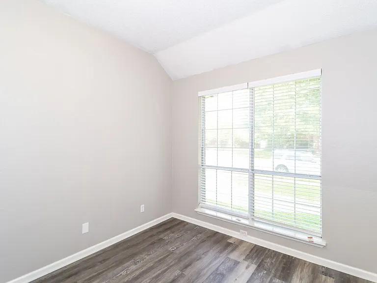 2407 Springfield Dr — Photo 4