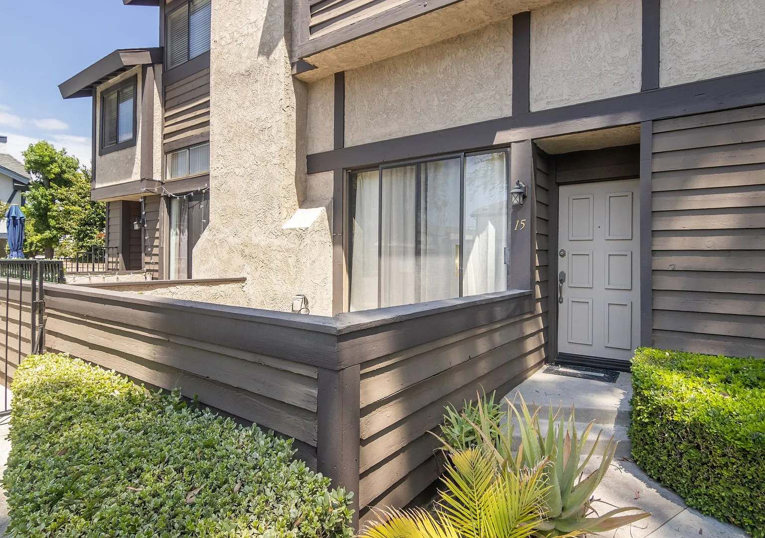Beautifully Renovated 3-Bedroom Townhome in Reseda — Photo 2