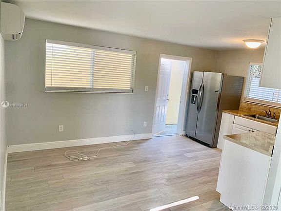 4th image of 2807 NE 6th Ln #7