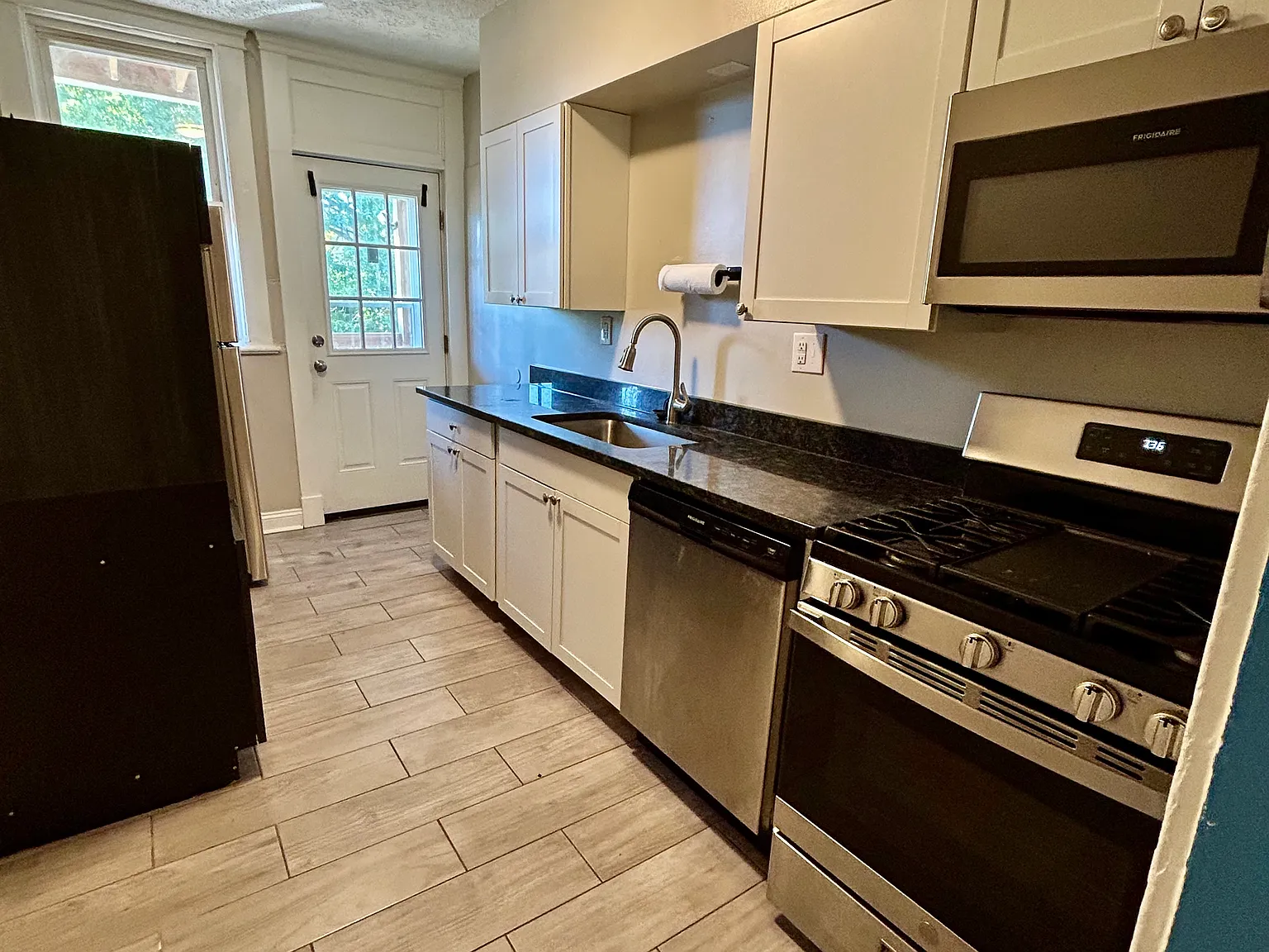 3 bed, 950 sqft, $1,400 — Photo 4