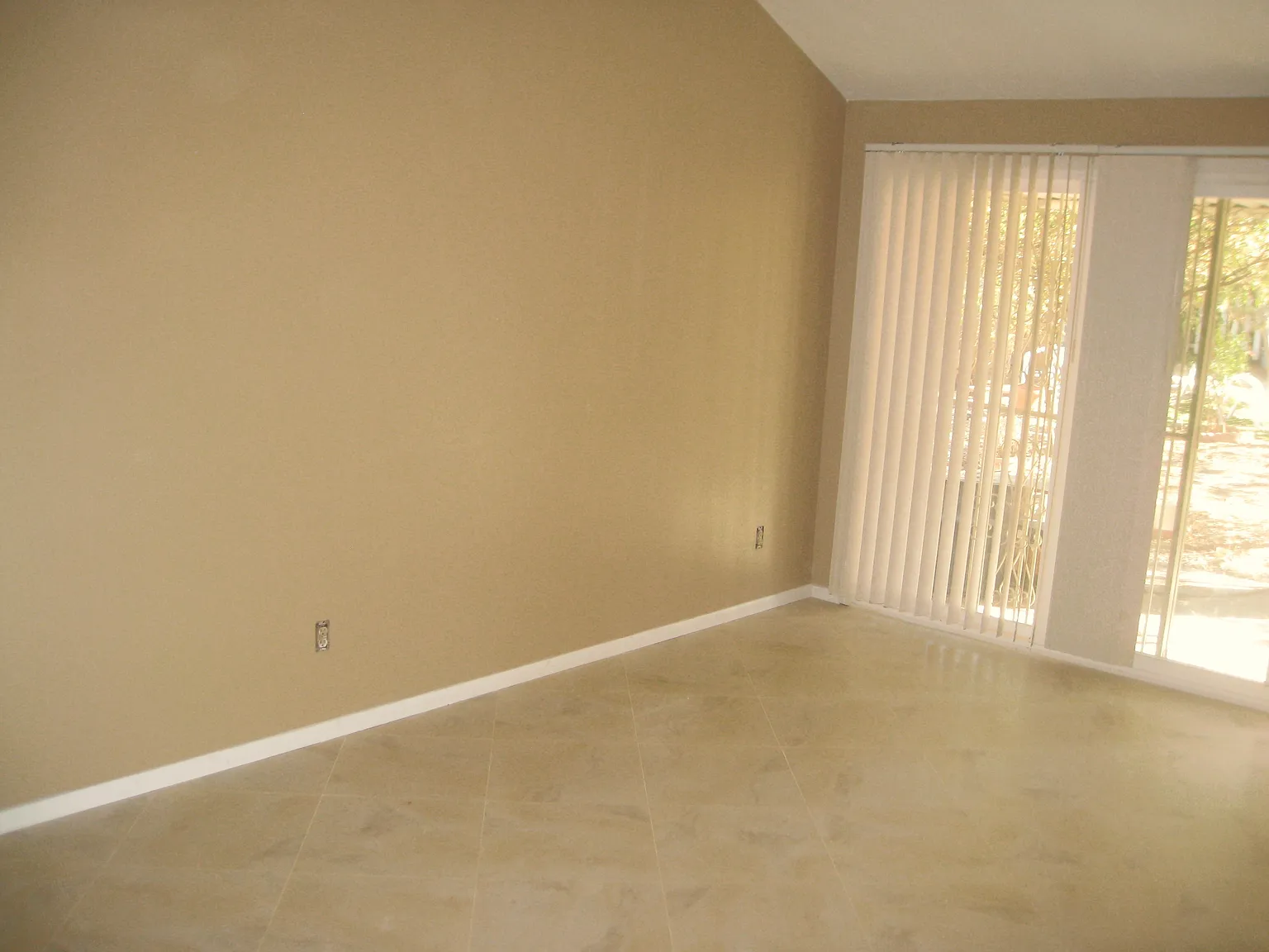 390 W Blaine St — Photo 2