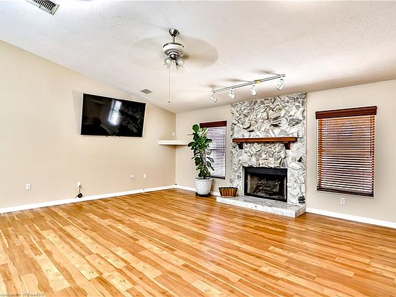 4th image of 1802 Queen Ave