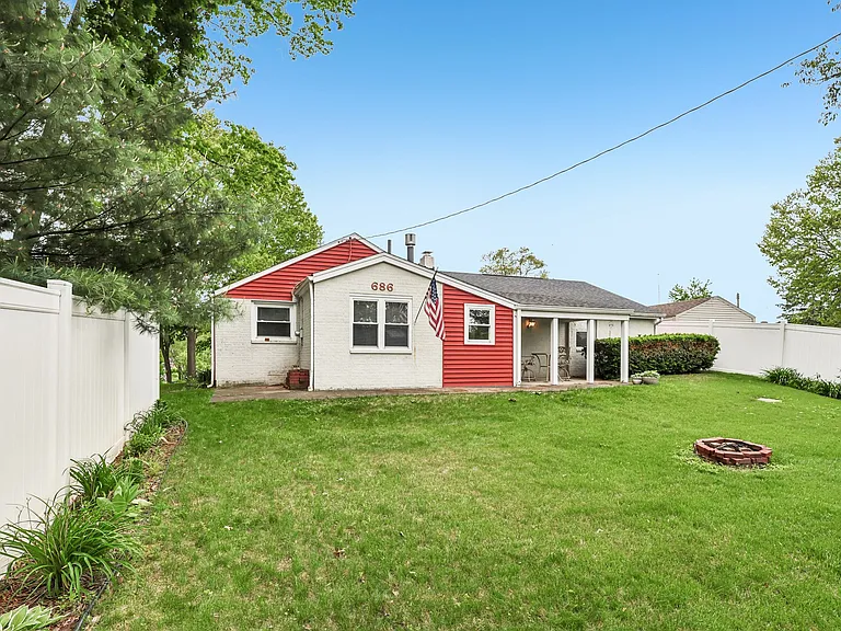 686 Portage Lakes Dr — Photo 4