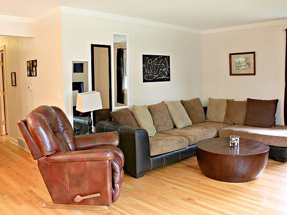 3rd image of 216 Calkins Dr