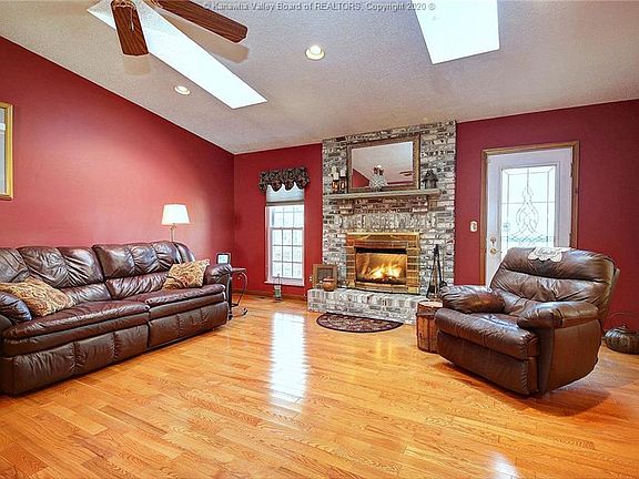 3rd image of 7 Cottonwood Dr