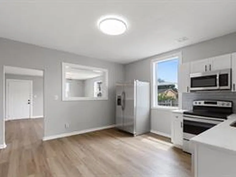 2406 E Clark St — Photo 5
