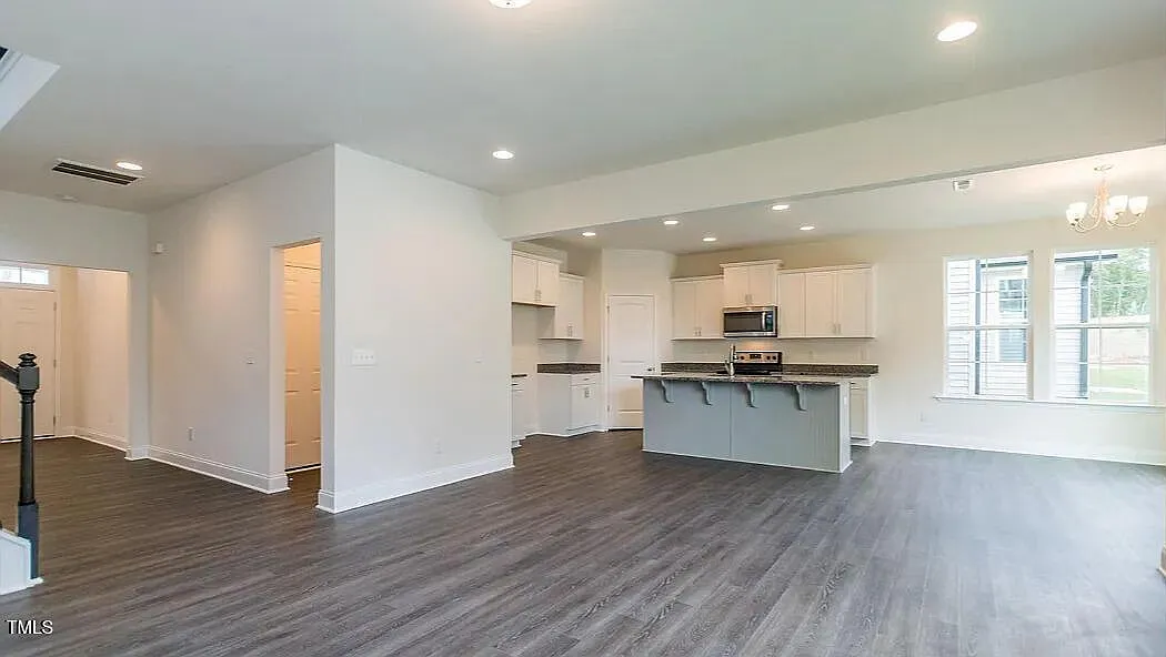 3 bed, 2.5 bath, 2082 sqft, $2,050 — Photo 3