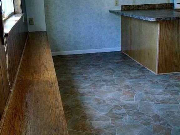4th image of 209 W Oak St APT 04