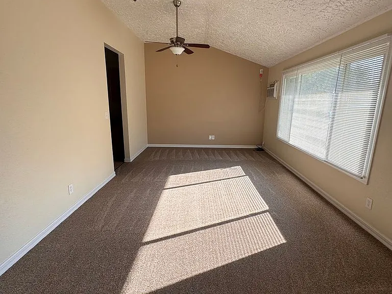2433 Bainbridge Ave — Photo 14