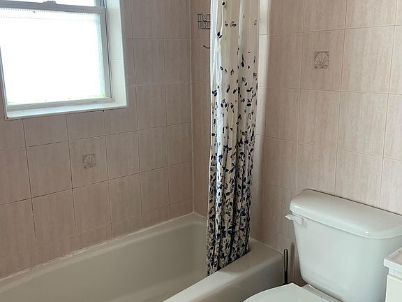 Master bedroom's bathroom