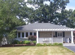 220 Goodwin Pl, Mundelein, IL 60060