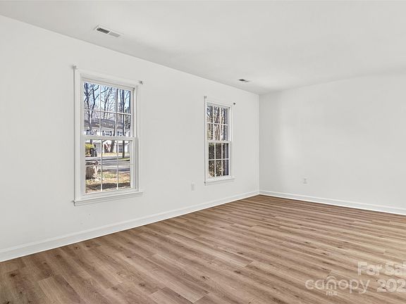 4th image of 429 Sunnywood Ln