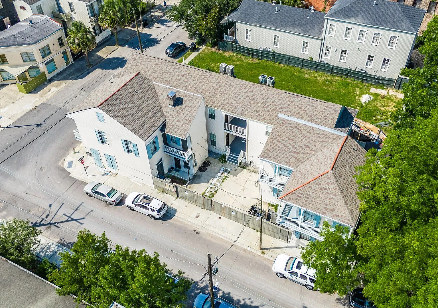 1BD/1BA In Gated Complex Near Lower Garden District — Photo 4