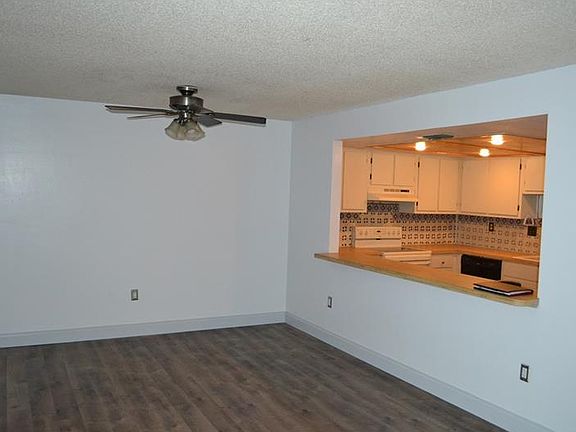 5th image of 878 Town Cir
