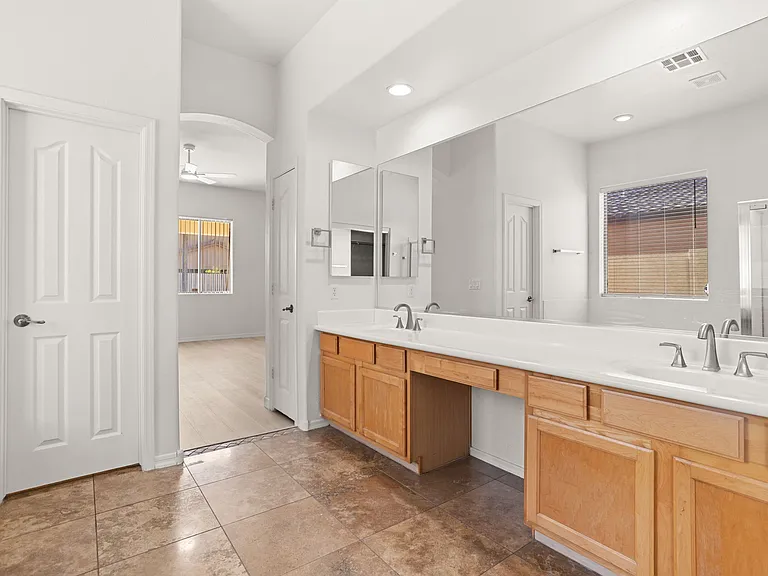 1247 E Kenwood St — Photo 43