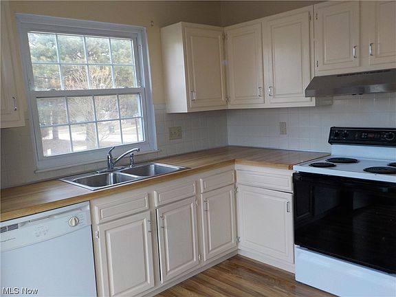 4th image of 1431 Munroe Falls Ave