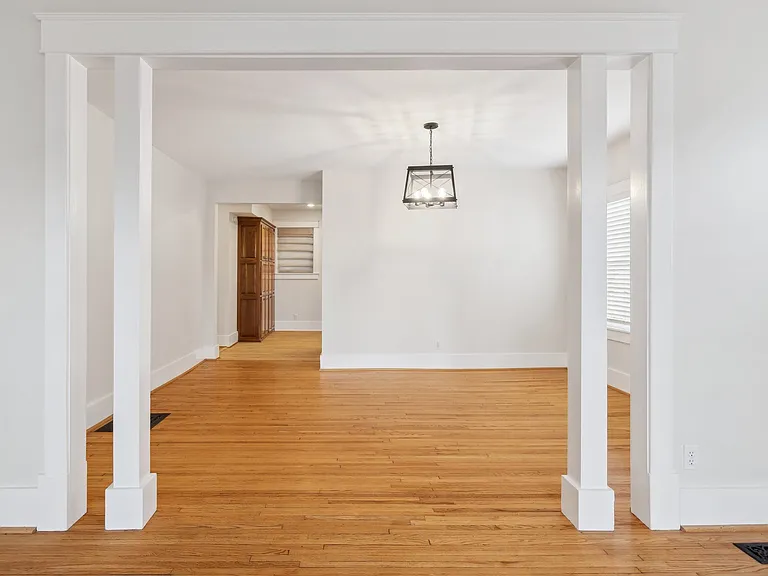 1106 Lawrence Ave — Photo 10