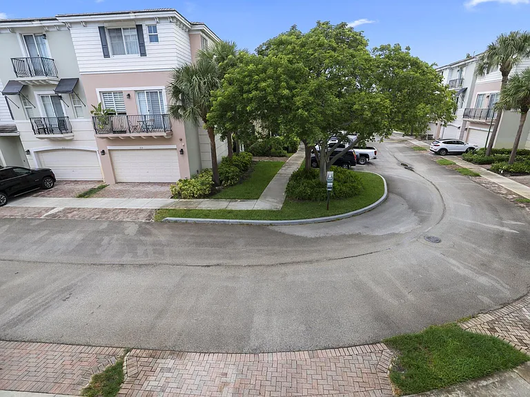 616 NW 38th Cir — Photo 30