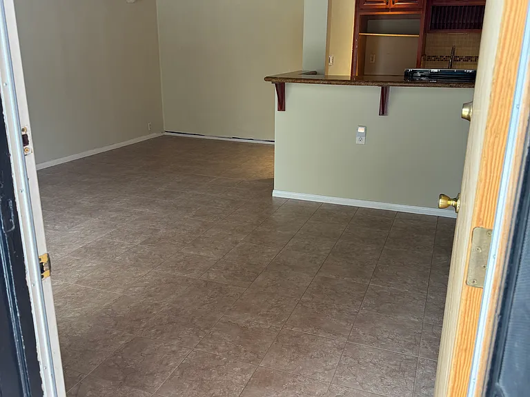 1322 S Hesperian St — Photo 7