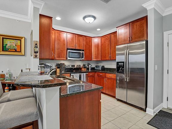 3rd image of 925 Ingleside Ave #925