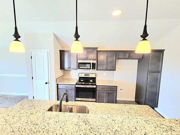 3rd image of 3111 Easton Dr