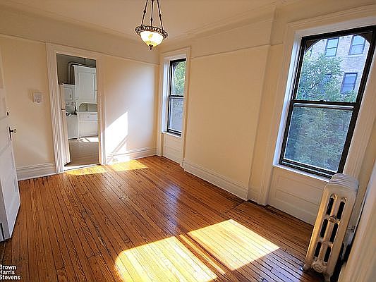 4th image of 135 Windsor Pl #2